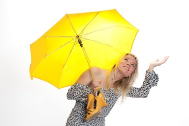 sarışın bir şemsiye altında