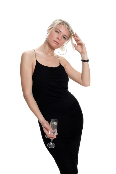 Jeune femme buvant du vin - fond blanc — Photo