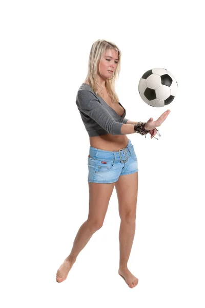 Блондинка играет в мяч — стоковое фото