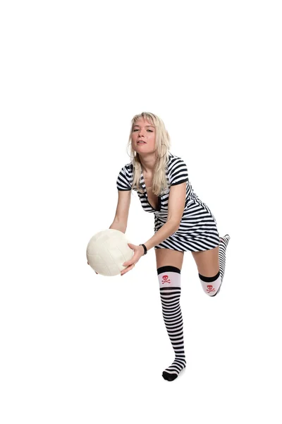 Блондинка играет в мяч — стоковое фото