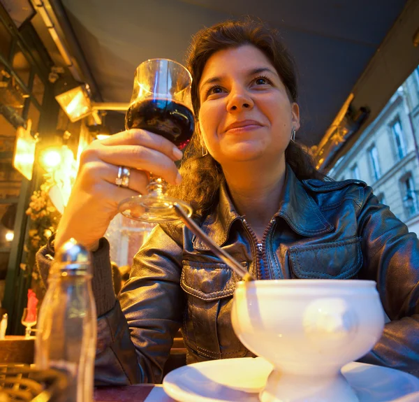 Frau sitzt in Restaurant — Stockfoto