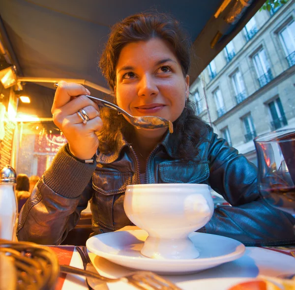 Donna che mangia ristorante — Foto Stock