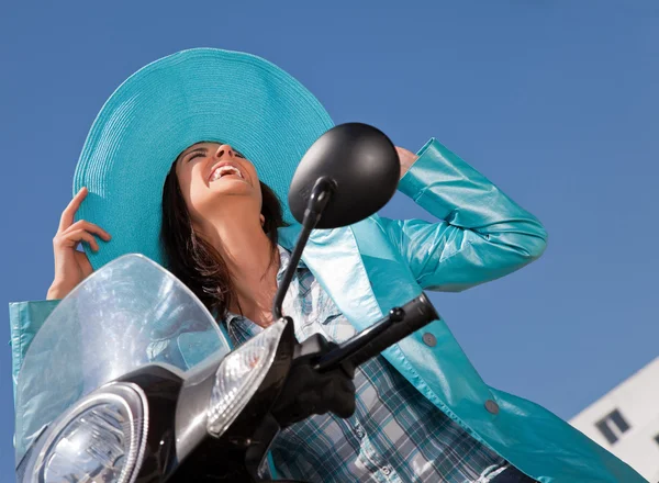 Mutlu loughing motosiklet — Stok fotoğraf