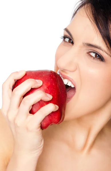 Самка кусает красное яблоко — стоковое фото