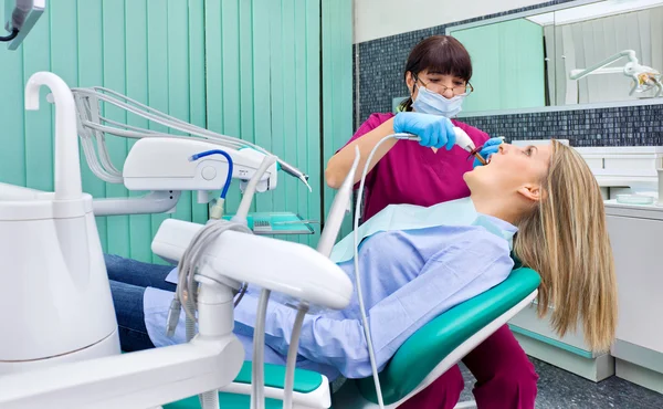 Tandläkare arbetar patient — Stockfoto