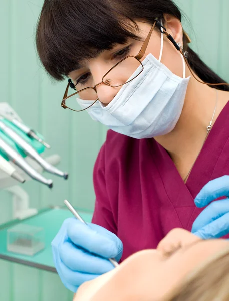 Tandläkare arbetar — Stockfoto