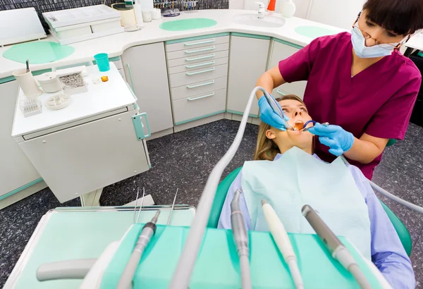Пациент кариеса стоматолога — стоковое фото