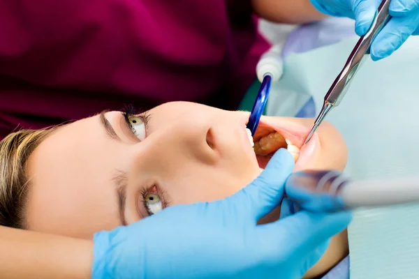 Tandläkare arbetar patient — Stockfoto
