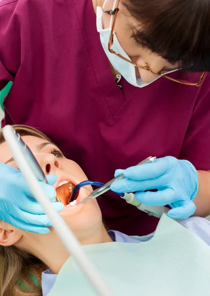 Odontólogo paciente de trabajo — Foto de Stock