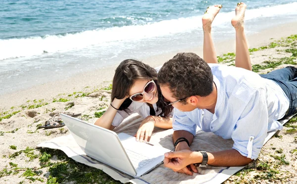 Couple laptop beach — Stock Photo, Image