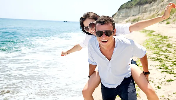 Giovane coppia godendo spiaggia — Foto Stock