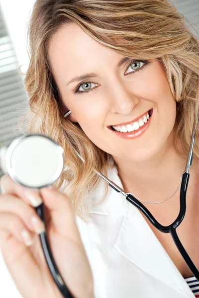 Женщина-врач стетоскоп — стоковое фото