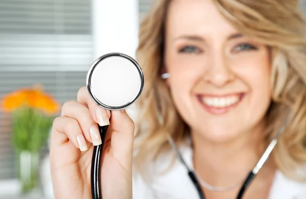 Kvinnlig läkare stetoskop — Stockfoto