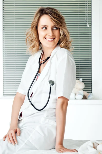 Medico femminile sorridente — Foto Stock