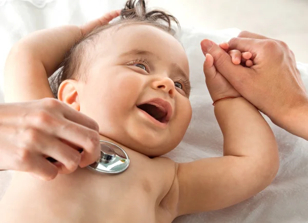 Examen del hospital bebé —  Fotos de Stock