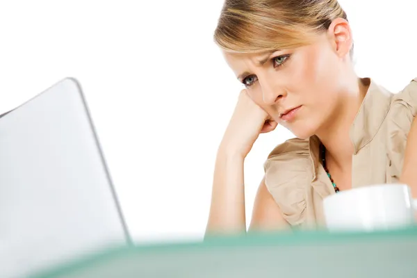 Zdenerwowany kobiece laptopa — Zdjęcie stockowe