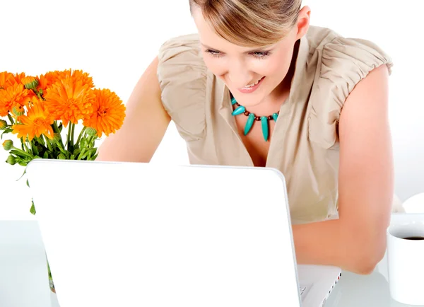 Kvinnan ler laptop — Stockfoto
