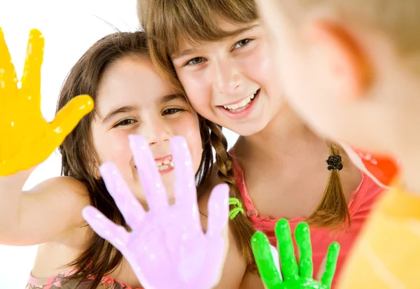 Kinder bemalten spielende Hände — Stockfoto