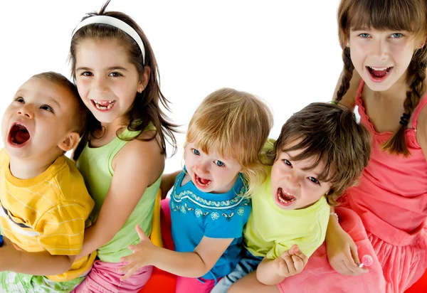 Ryhmä onnellisia lapsia — kuvapankkivalokuva