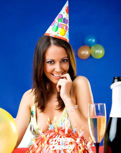 Женщина празднует день рождения — стоковое фото