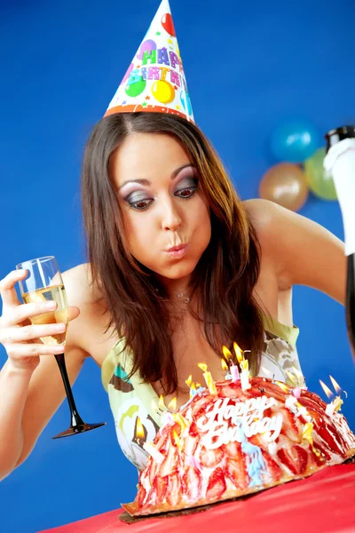 Kobieta dmuchanie świeczki na urodzinowym torcie — Zdjęcie stockowe