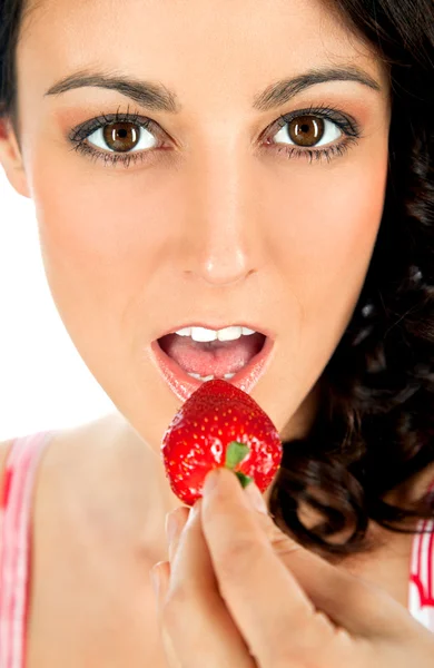 Frau isst Erdbeere — Stockfoto