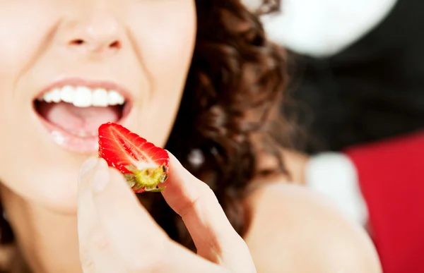 Kvinna som äter jordgubbar — Stockfoto