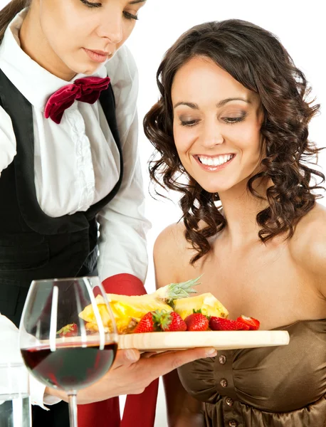 Chelneriță care oferă fructe clientului — Fotografie, imagine de stoc
