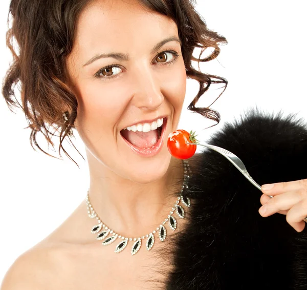 Kvinna äta tomat — Stockfoto