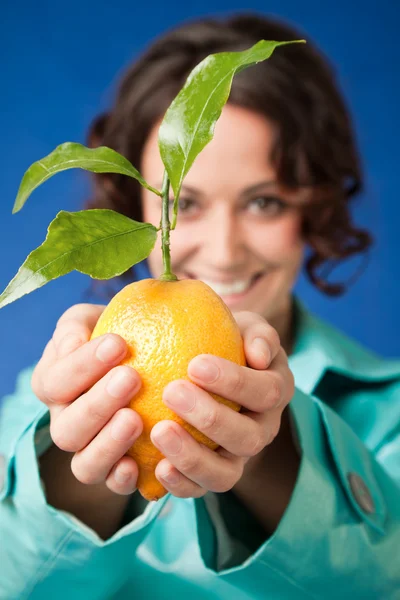 Женщина с лимонными руками — стоковое фото