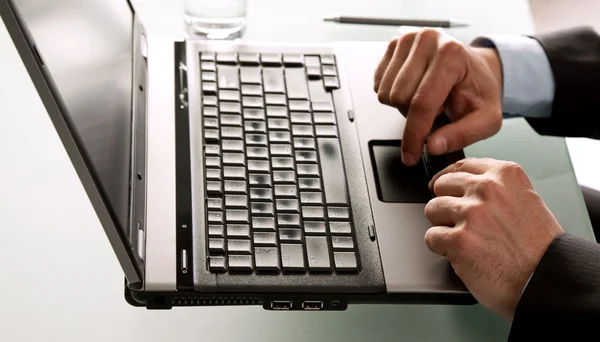 Handen laptop werkt — Stockfoto
