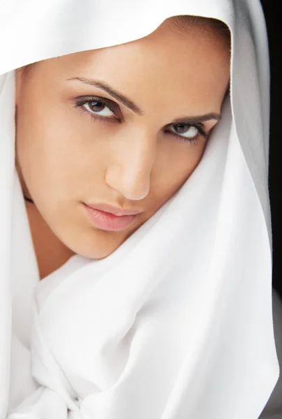 Rosto feminino véu branco — Fotografia de Stock