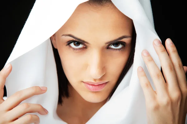 ใบหน้าของผู้หญิงที่มีผ้าคลุม — ภาพถ่ายสต็อก