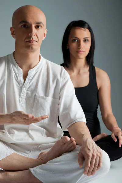 Paar macht Yoga-Übungen — Stockfoto