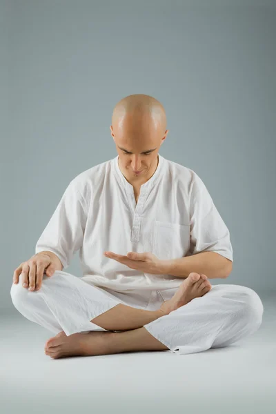 Uomo meditando — Foto Stock