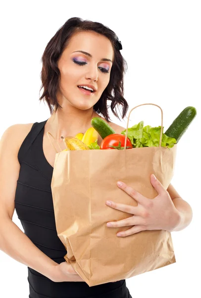 Женщина держит пакет с продуктами — стоковое фото