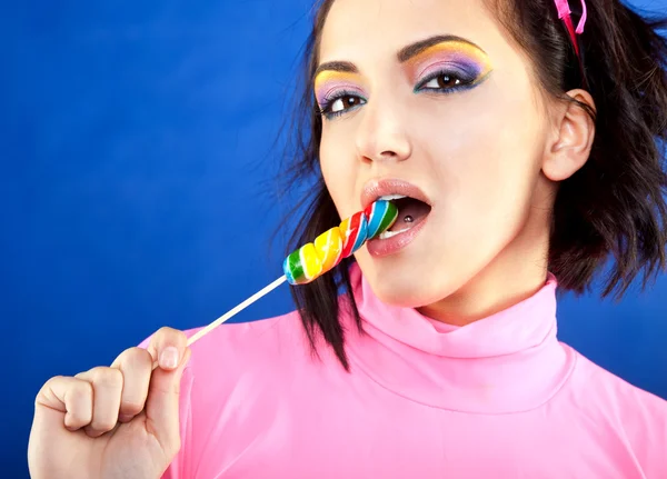 女人咬棒棒糖 — 图库照片