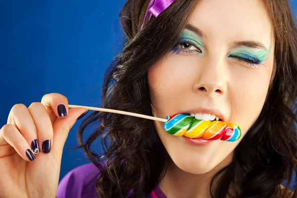 Tjej slickar lollipop — Stockfoto
