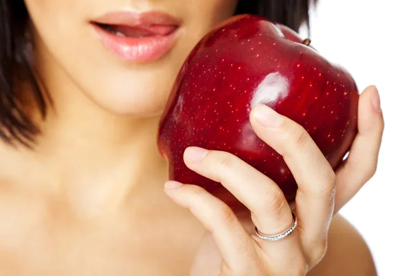 Frau Hand roter Apfel — Stockfoto