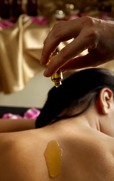 Aceite esencial mujer espalda spa — Foto de Stock