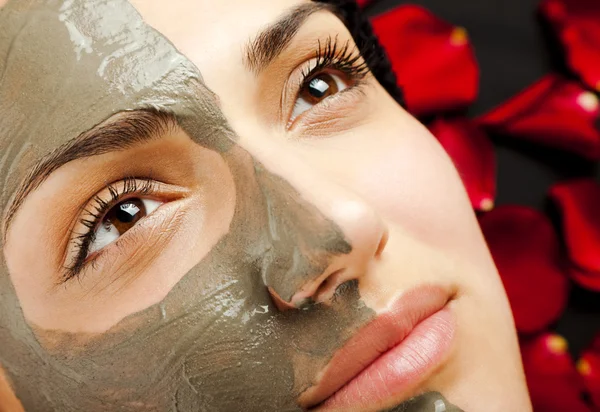 Maseczka z glinki twarzy kobiet — Zdjęcie stockowe