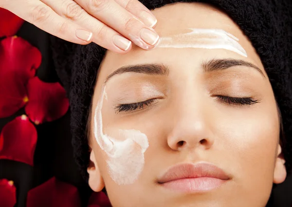 Aplicar crema facial —  Fotos de Stock