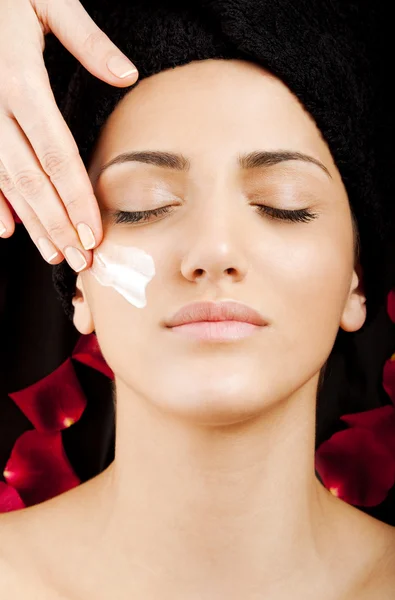 Crema facial femenina cuidado — Foto de Stock