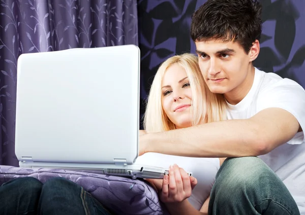 Couple using laptop togather — Stock Photo, Image