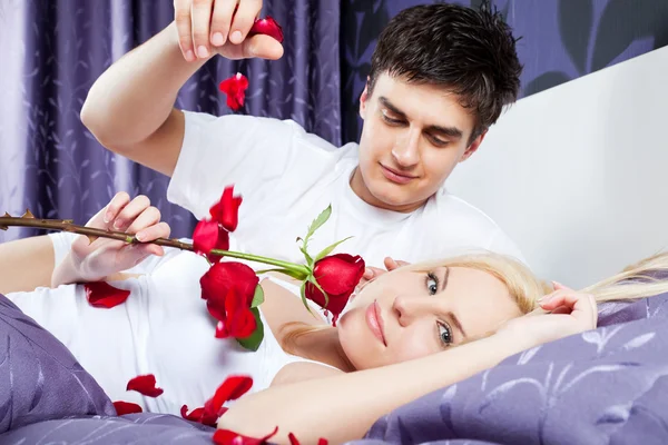 Miluju romantický pár postel — Stock fotografie