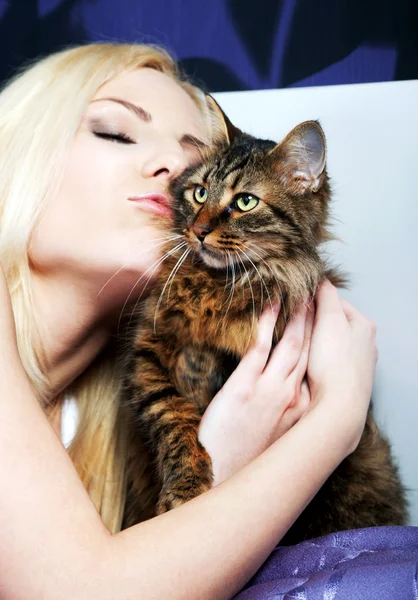 Frau küsst Katze — Stockfoto