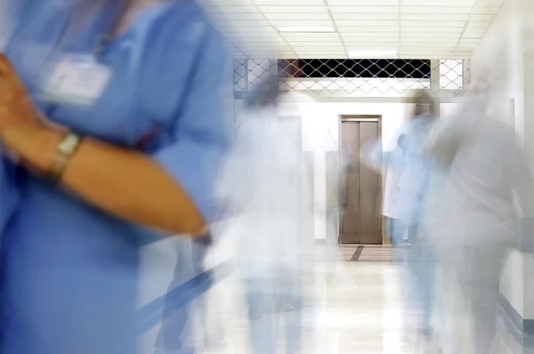 Занятый больничный коридор — стоковое фото