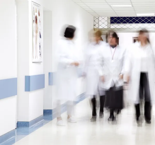 Nemocniční chodby rozmazané lékaři — Stock fotografie