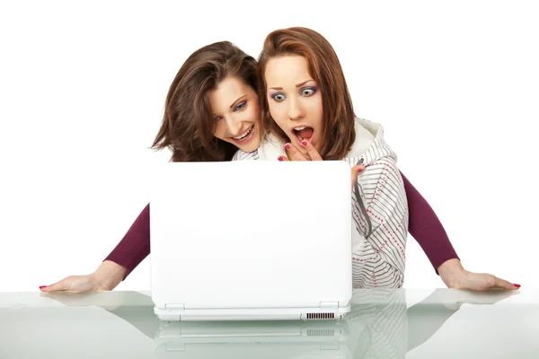 Opgewonden meisjes laptop — Stockfoto