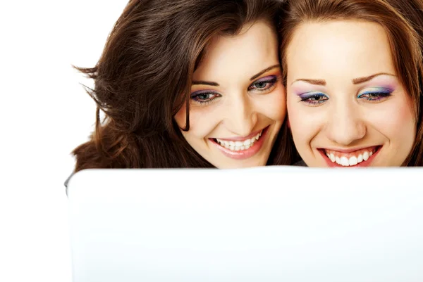 Happy friends laptop — Stockfoto